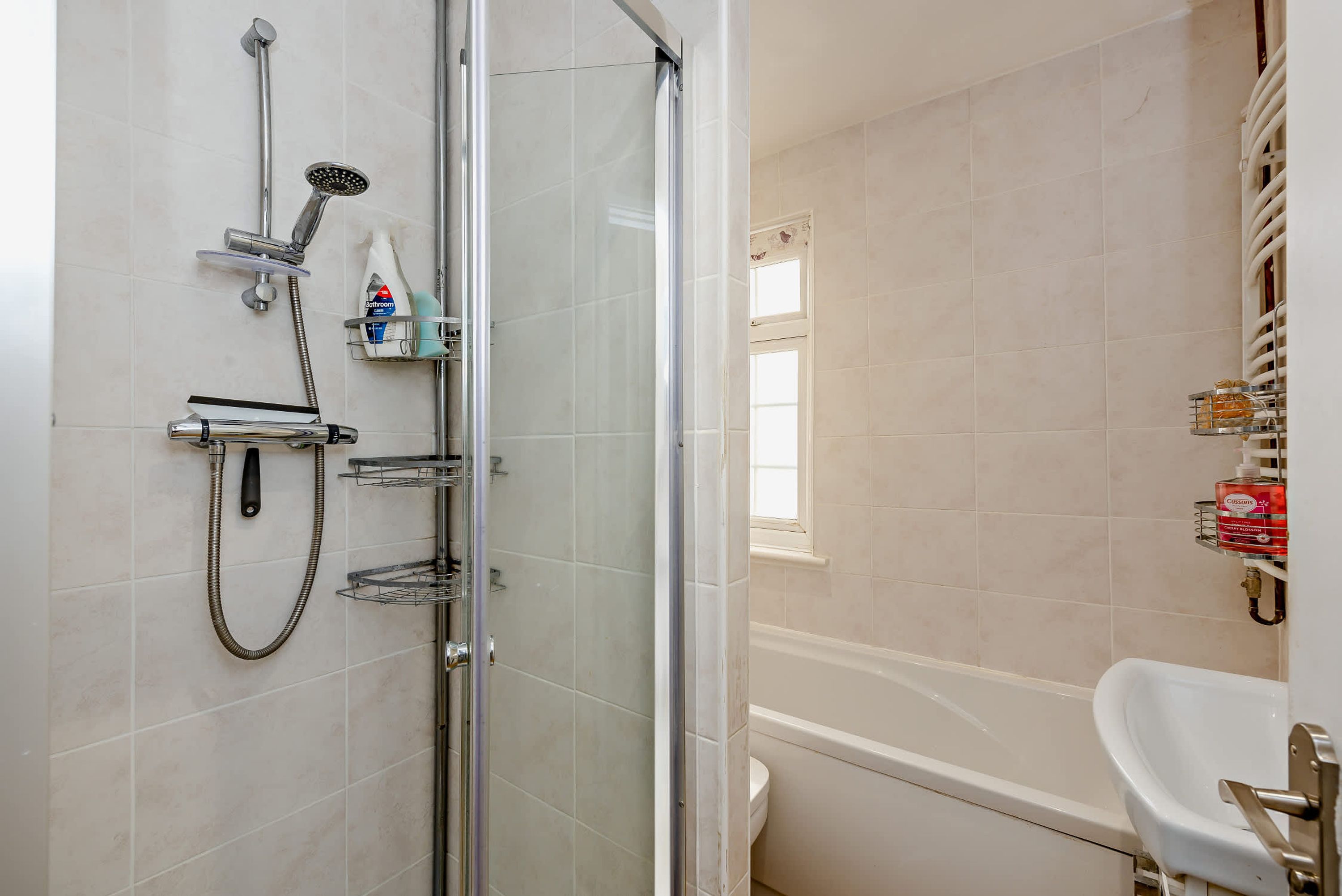 Une salle de bain moderne avec une douche à parois de verre, une baignoire blanche et des toilettes.
