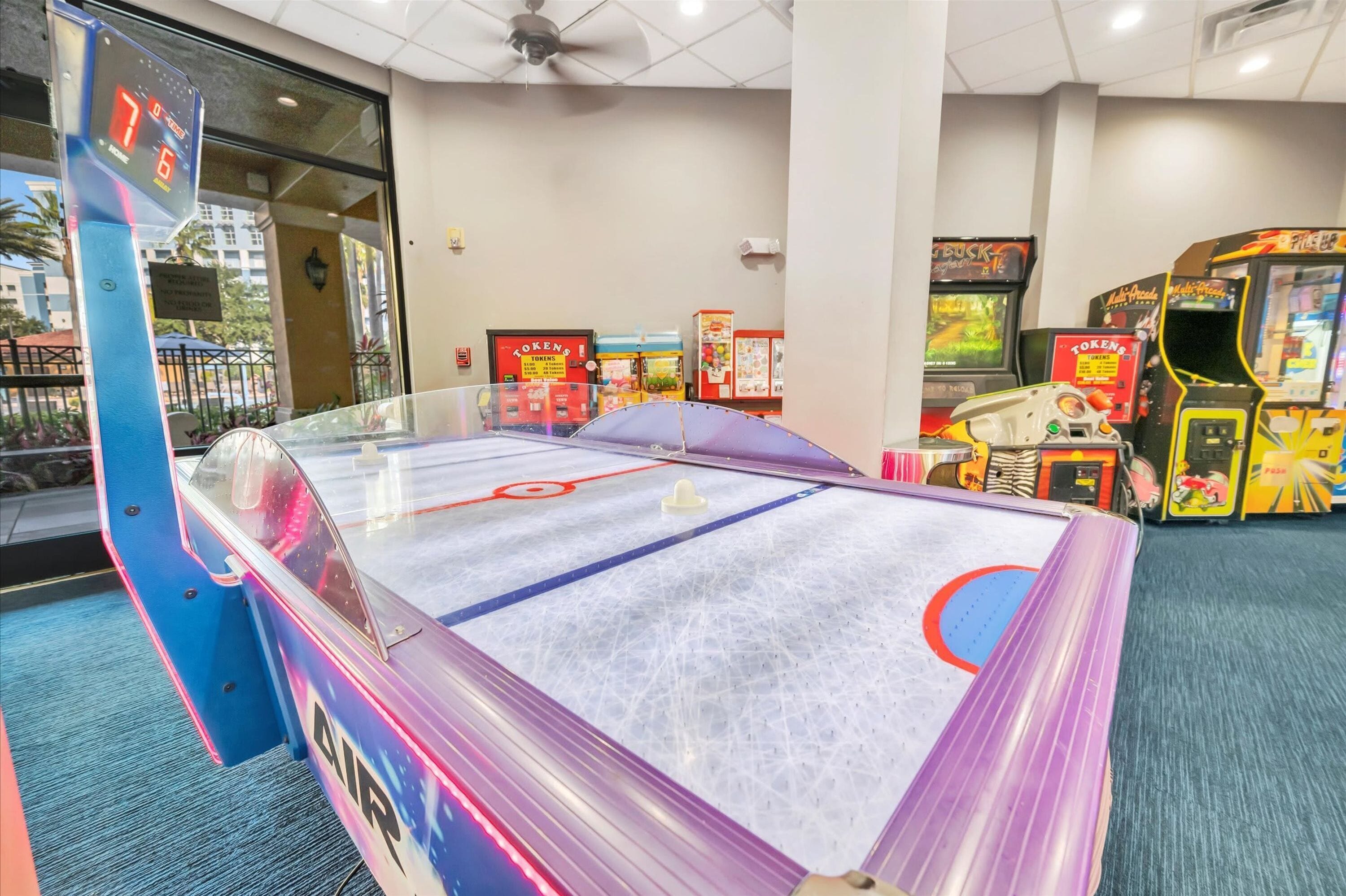Eine Eishalle mit Glasbarriere, umgeben von Spielautomaten.