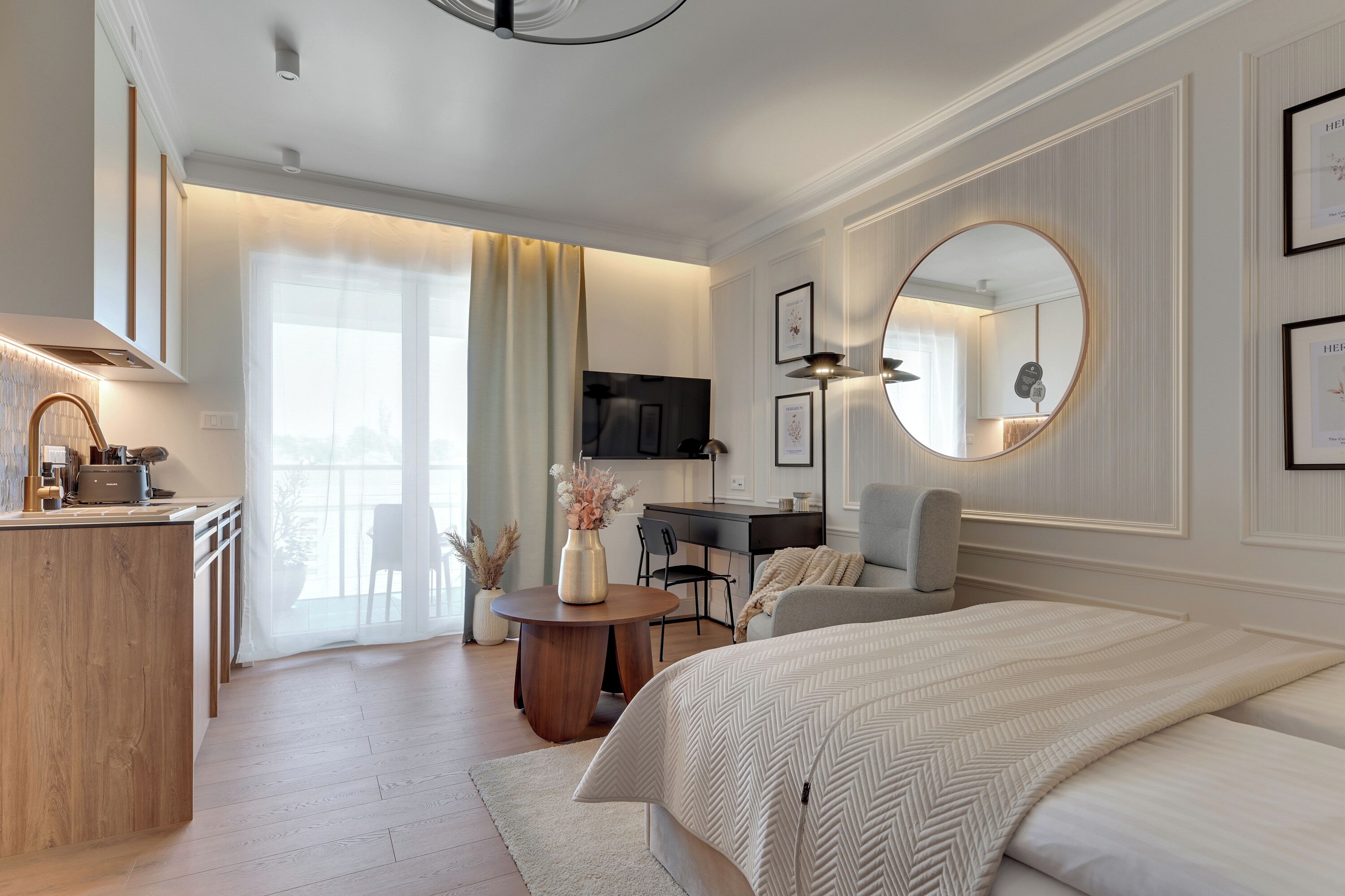 Deluxe Studio Suite, Balcony | Premium bedding, iron/ironing board