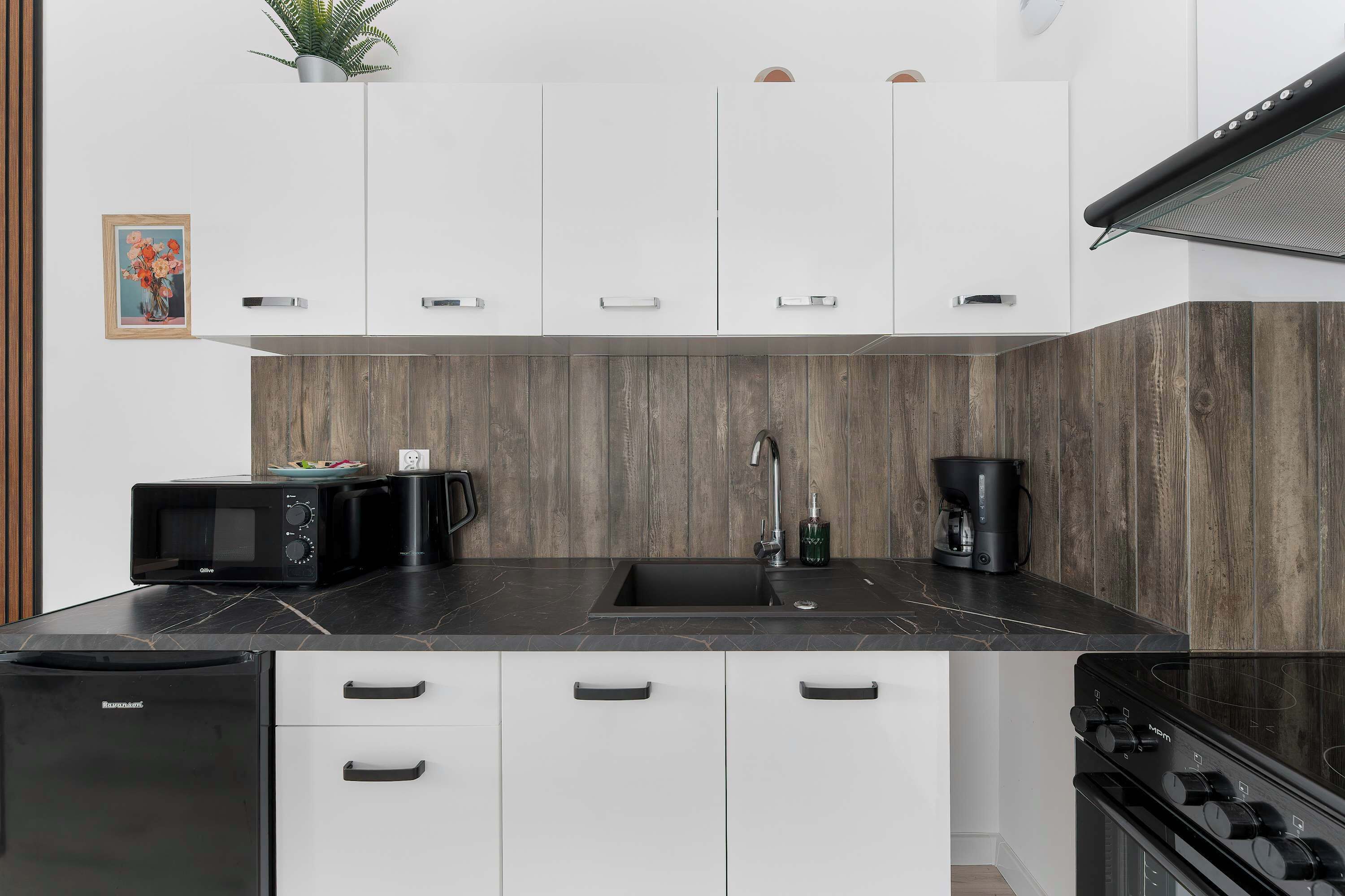 Coffee/tea maker, fridge, microwave, oven