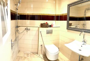 A bathroom with a shower, toilet, and sink, featuring a patterned tile backsplash and a mirror with a decorative frame. - Schiller 14 :  3 Bedrooms Apart Munich City Center (München)