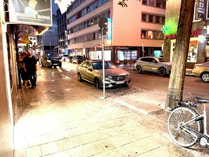 A street view with a hotel, a pharmacy, and parked cars. - Schiller 14 :  3 Bedrooms Apart Munich City Center (München)