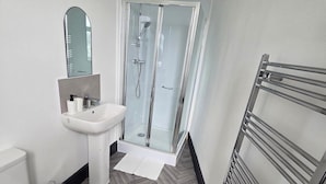 Apartment (Standard Double Room) | Bathroom | Towels, soap, shampoo, toilet paper - The Hangman (Bootle)