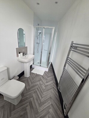Departamento (Standard Double Room) | Baño | Toallas, jabón, shampoo, papel de baño 