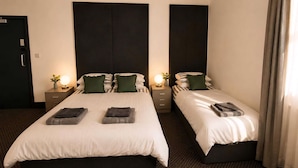 Apartment (Classic Triple Room) | Desk, iron/ironing board, free WiFi - The Hangman (Bootle)