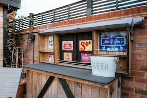 A wooden beer stand with signs for Stella Artois, Sol, and Guinness. - Perfect Booking Spacious 3-bed Home w Garden (Rochester)