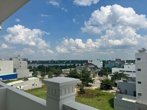 A residential area with buildings, a body of water, and a clear sky.