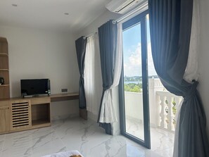 Superior Twin Room, Lake View | Living area - Khai Nguyen Hotel (Duc Hoa)