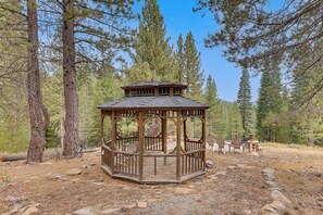 A wooden gazebo in a forested area with a clear sky. - All-season Family Cabin w/ Forest Views in Truckee (Truckee)