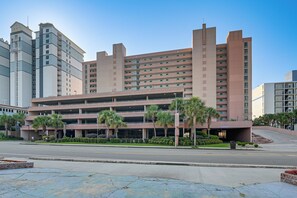 A multi-story parking garage with a flat roof and a series of parking levels. - 14th-floor Ocean View + Pools! Myrtle Beach Haven (Myrtle Beach)