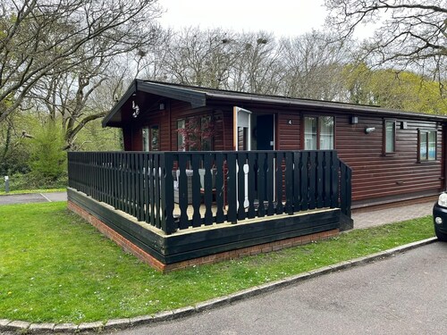 Modern, cosy pet-friendly lodge quiet location. perfect for peaceful getaways.