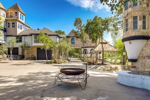 A courtyard with a fire pit, stone buildings, and a gazebo. - Family Retreat Ready! 'castlewood Ranch' in Chico (Chico)