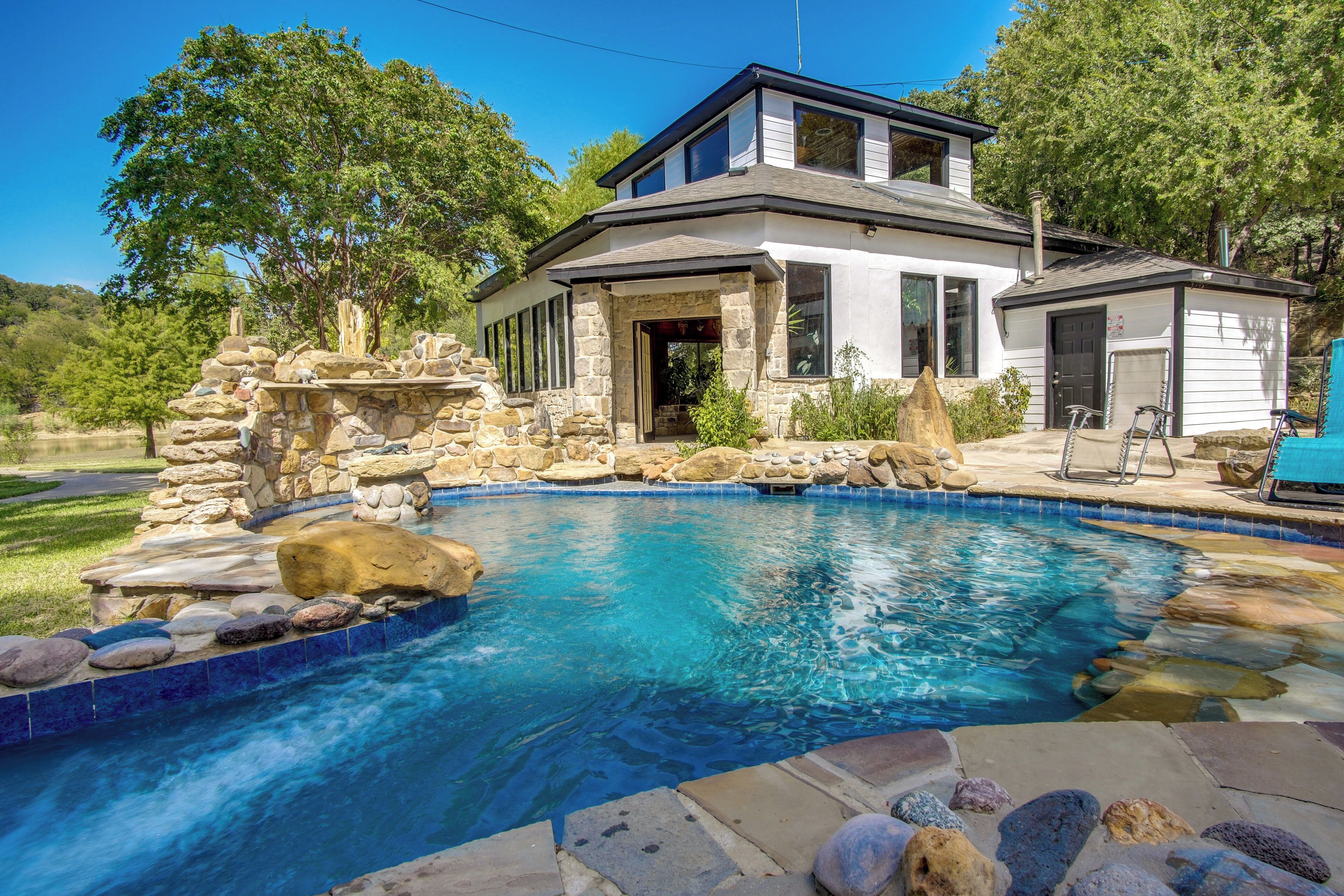 House (6 Bedrooms) | Front of property