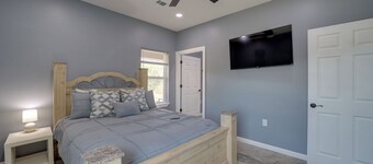 Gateway to State Park & Lake! Inviting Vian Cabin
