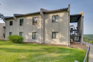A modern building with multiple windows and a flat roof. - 'above the Lake Escape' Condo in Lake Ozark (Lake Ozark)