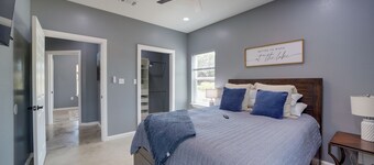 Stroll to Lake & State Park! Cozy Vian Cabin