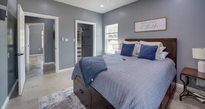 Stroll to Lake & State Park! Cozy Vian Cabin