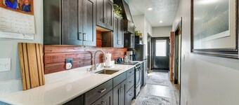 River Views & Rural Charm: Springfield Retreat