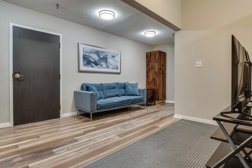 1 Mi to Oakland City University: Modern Apt