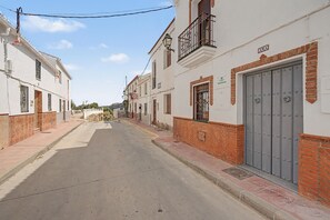 Unclassified image, 2 of 28, button