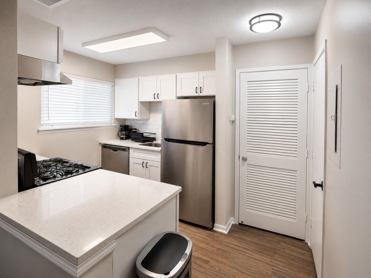 Coffee/tea maker, fridge, oven, stovetop