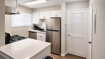 Coffee/tea maker, fridge, oven, stovetop