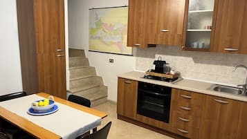 Wasserkocher mit Kaffee-/Teezubehör, Kühlschrank, Herdplatte