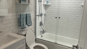 Ein Badezimmer mit Toilette, Dusche und Waschbecken.