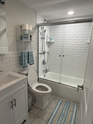 Un baño con inodoro, ducha y lavamanos.