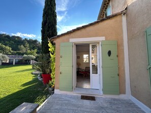 A house with a garden, a tall tree, and a door with green shutters. - Cigale Suite, access to a private terrace, view of Carpentras, swimming pool (Saint-Didier)