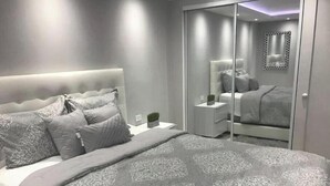 Room - Steps from Beach Luxury Apt (Carolina)