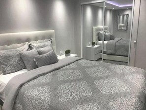 Room - Steps from Beach Luxury Apt (Carolina)