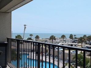 A pool area with a view of the sea and RVs parked nearby. - Ocean View 2 BR Condo | Myrtle Beach Resort RT0212 (Myrtle Beach)