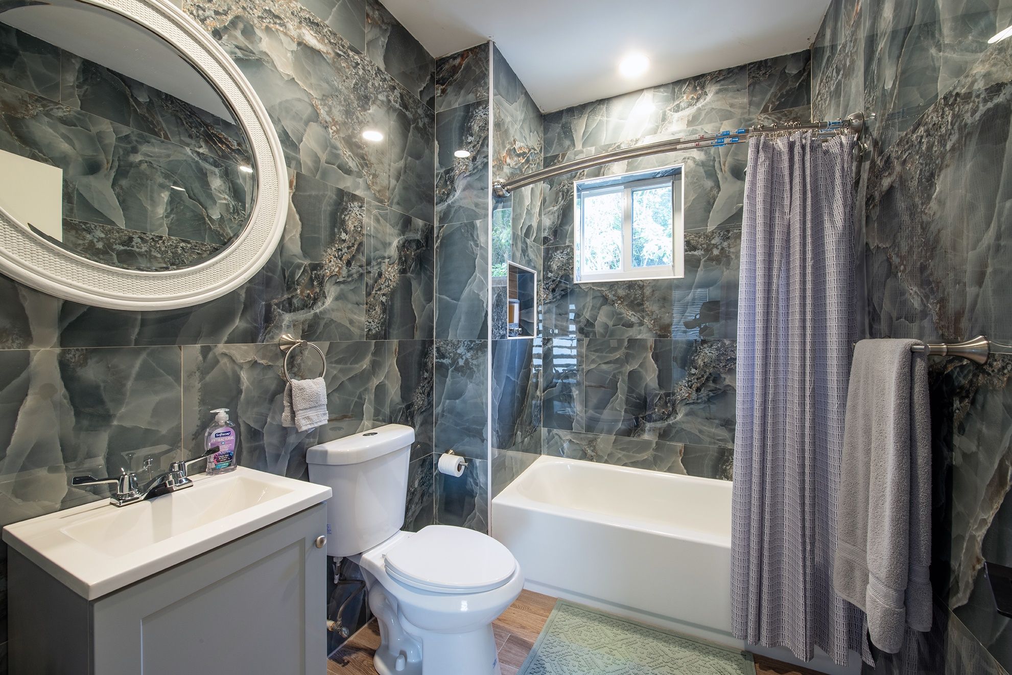 Un bagno con WC, lavandino e vasca da bagno.
