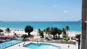 Pool - Spectacular Apt With Beach View (Carolina)