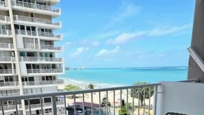 Outdoor dining - Spectacular Apt With Beach View (Carolina)