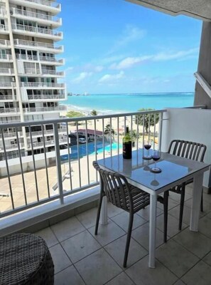 Outdoor dining - Spectacular Apt With Beach View (Carolina)