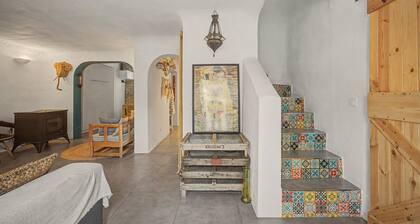 Blue House Nature and Calm Apartment with Sea Views, Shared Garden, and Wi-Fi