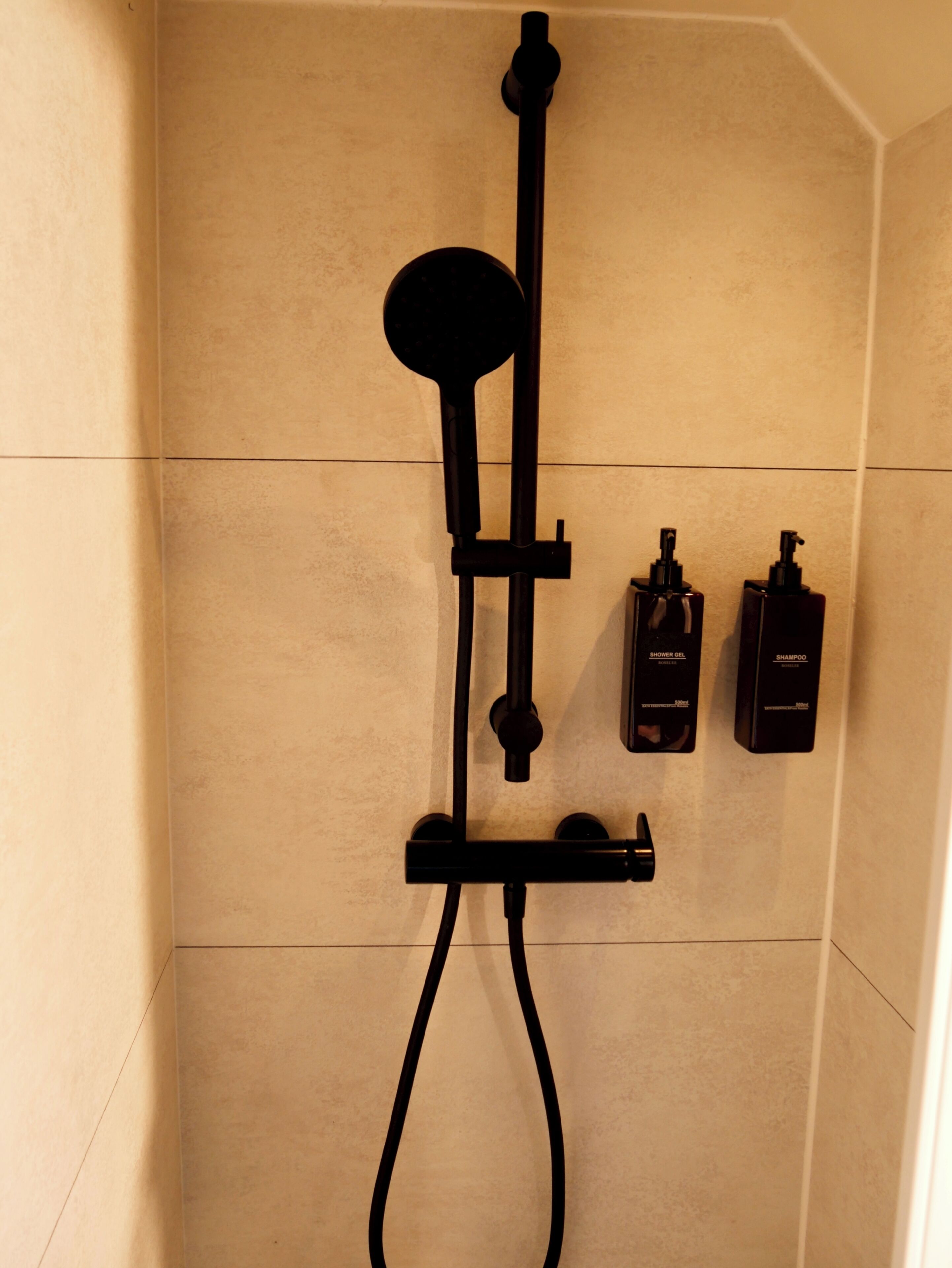 Een douche, een haardroger, handdoeken, zeep