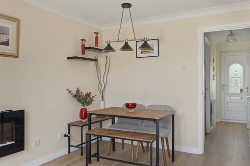 Comfortable Home, Garden & Parking, Walk to Beach!