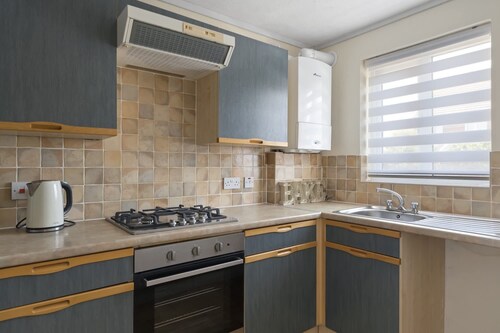 Comfortable Home, Garden & Parking, Walk to Beach!