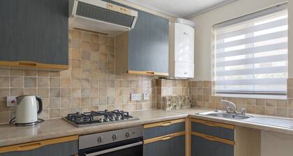 Comfortable Home, Garden & Parking, Walk to Beach!