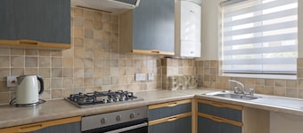 Comfortable Home, Garden & Parking, Walk to Beach!