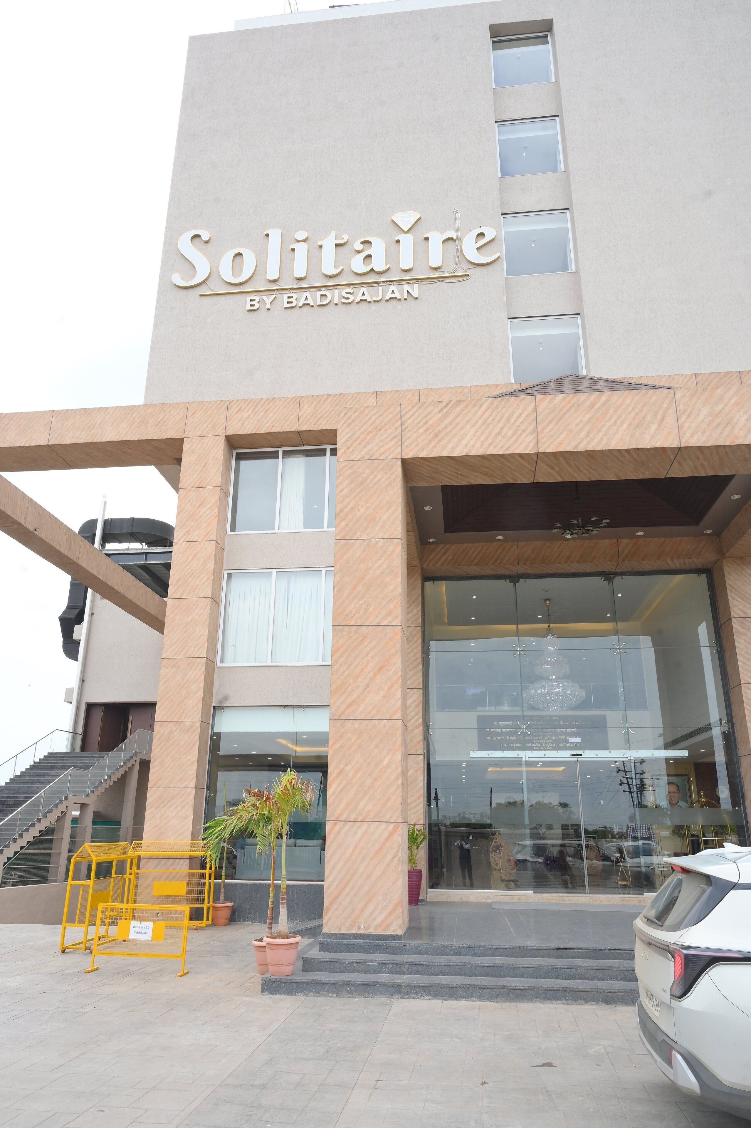 A building with a sign that reads 'Solitaire by Badisa-jan' and a glass entrance.