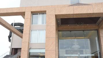 A building with a sign that reads 'Solitaire by Badisa-jan' and a glass entrance.