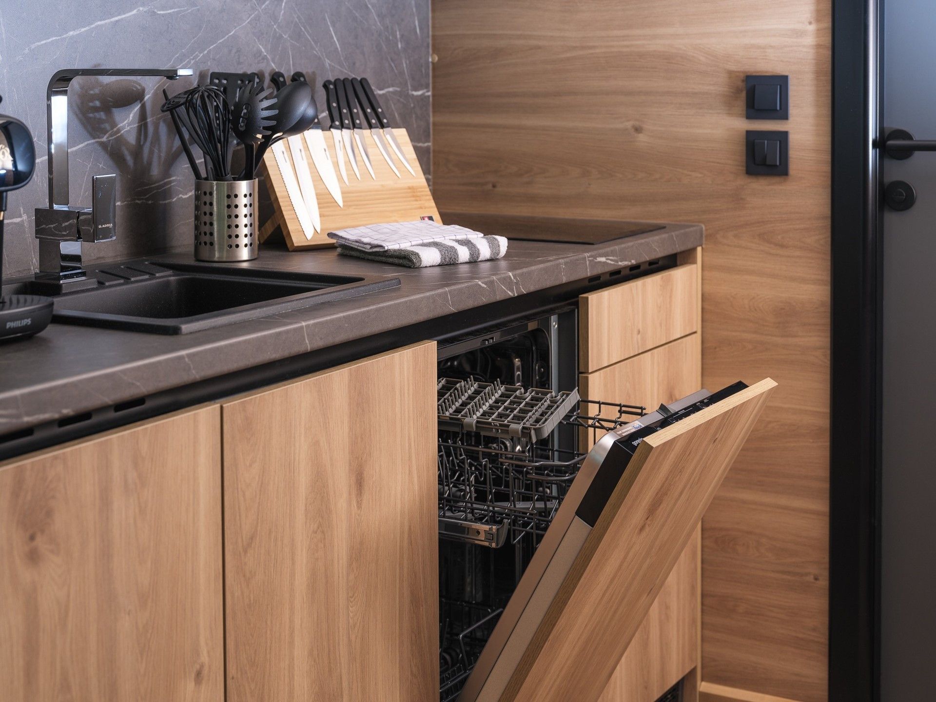 Coffee/tea maker, fridge, microwave, oven