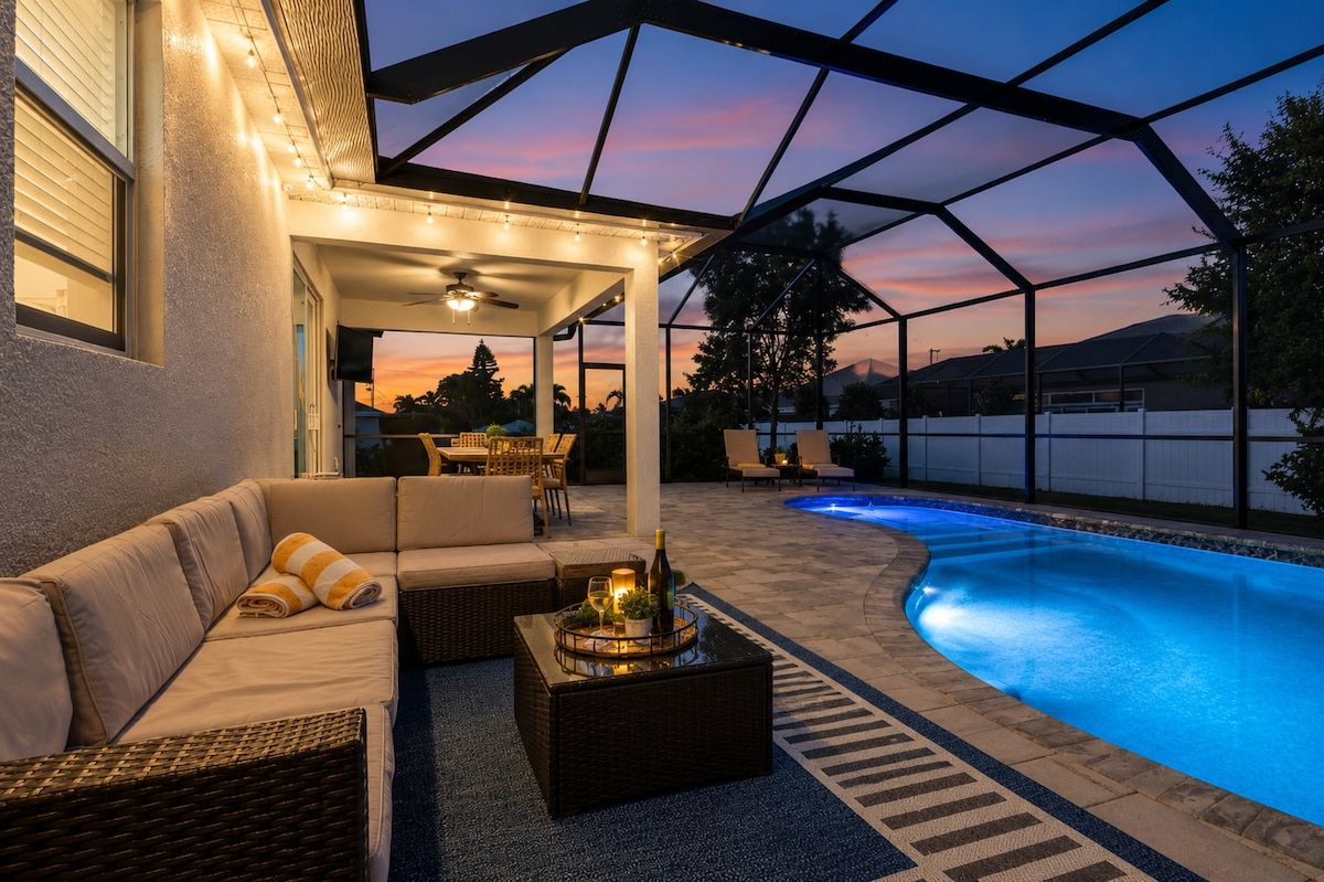 Un espace extérieur aménagé avec une terrasse, une piscine, des sièges et une pergola.