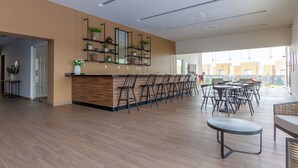 Ein modernes Interieur mit einer Rezeption, Stühlen und einem Essbereich.