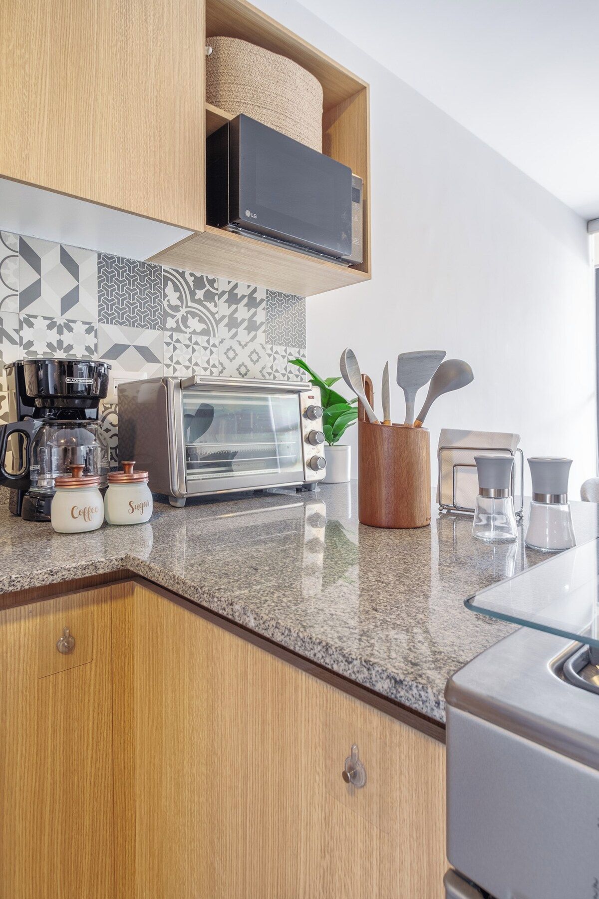 Coffee/tea maker, fridge, microwave, oven