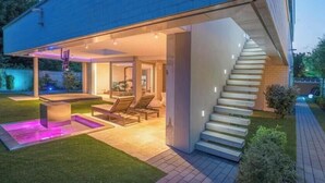 Uma casa moderna com uma escada que dá para uma área externa coberta.